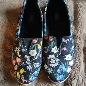 Take A Walk Floral Women's Flats Size 8